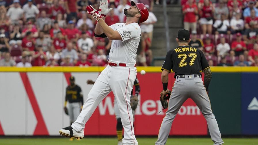 Moustakas regresa en grande; Rojos apalean 10-0 a Piratas