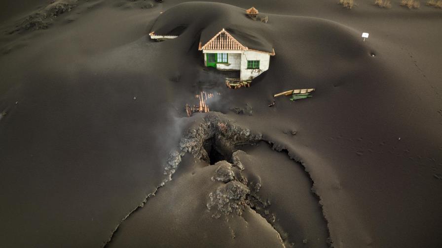 Lava volcánica amenaza iglesia, más viviendas en La Palma