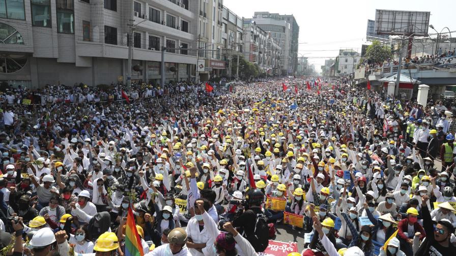 Crecen protestas en Myanmar pese a las amenazas de violencia