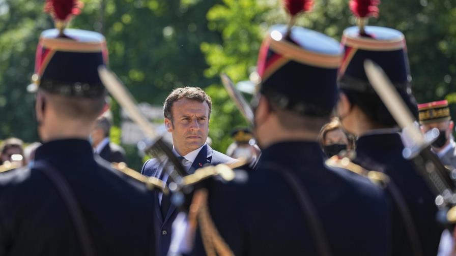 Macron revive la tradición de saludar de beso en la mejilla Macron revive la tradición de saludar de beso en la mejilla