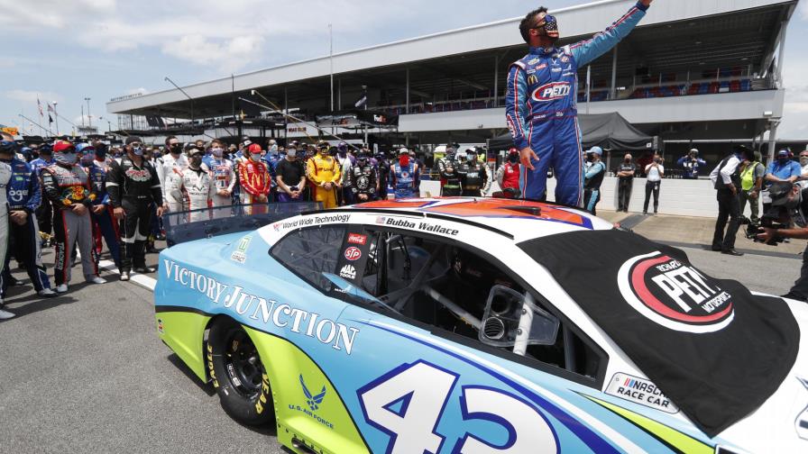 Acto de apoyo a Bubba Wallace precede a carrera de NASCAR