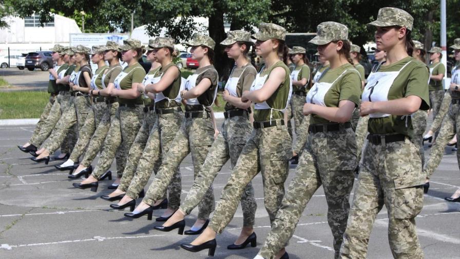 Críticas a Ucrania por hacer desfilar a cadetes con tacones
