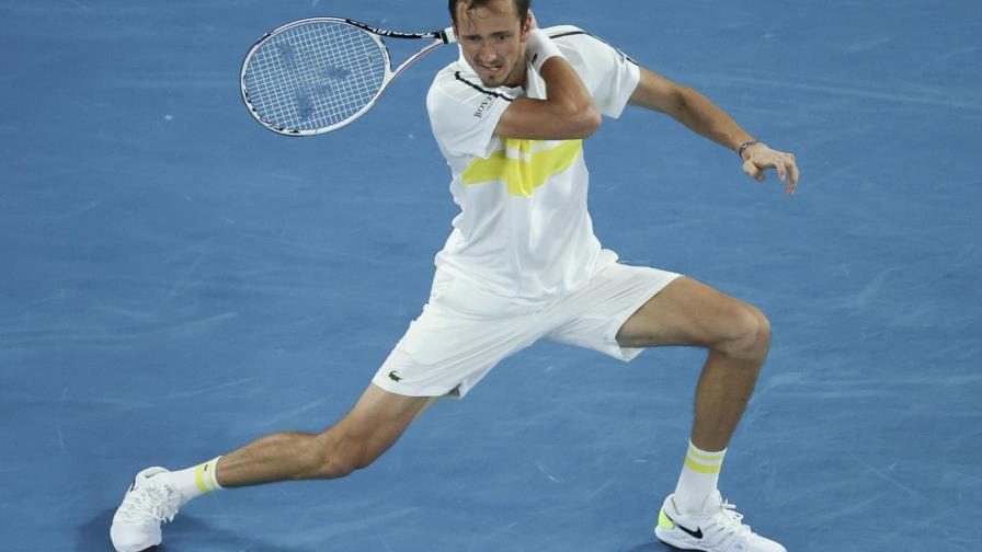 Medvedev vence a Tsitsipas y luchará por título en Australia