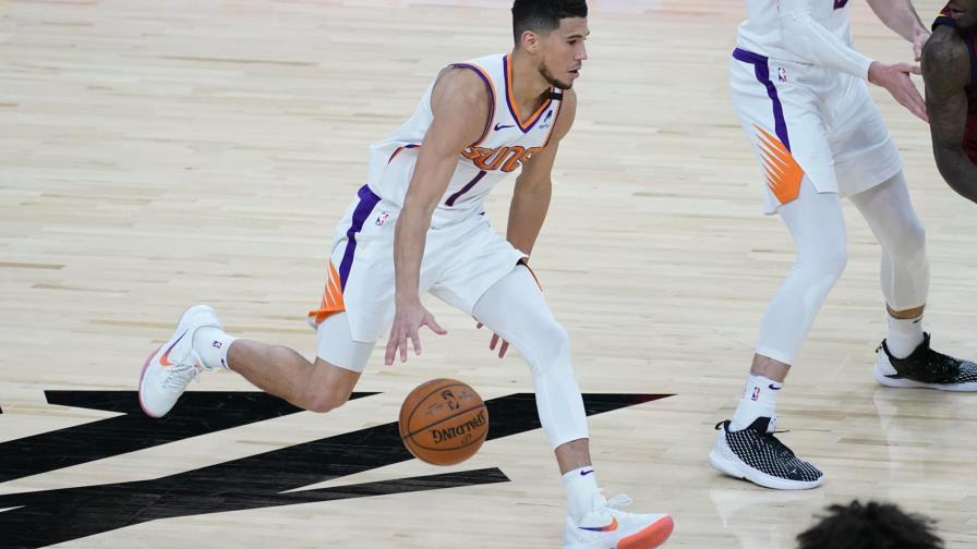 Booker anota 36 puntos, Suns derrotan a Cavaliers 119-113