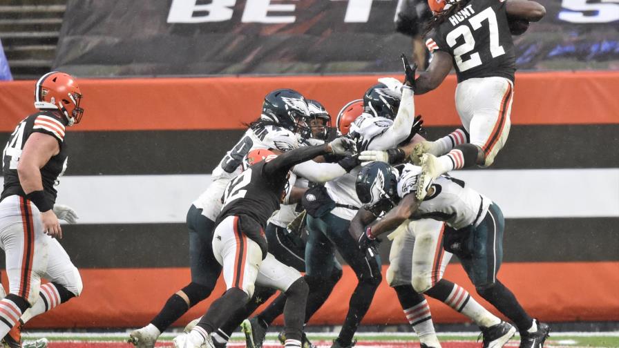 Browns vencen 27-17 a los Eagles pese a ausencia de Garrett
