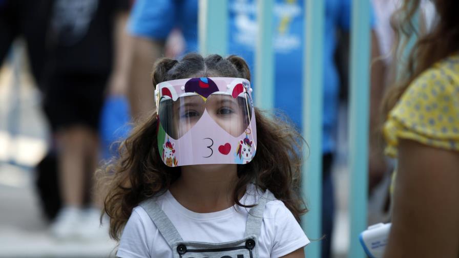 Grecia reporta más casos de COVID-19; anuncia restricciones