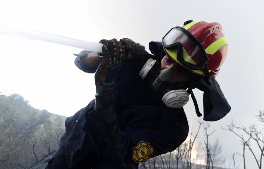 Miles de personas huyen de los incendios en Grecia y Turquía
