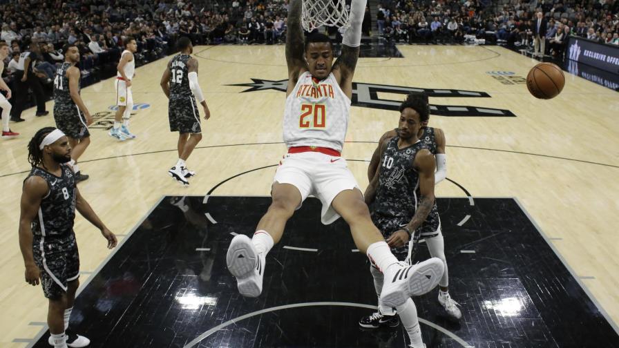 Hawks remonta y sorprende 121-120 a Spurs