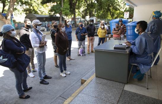 Parientes se exponen al COVID-19 en hospitales de Venezuela