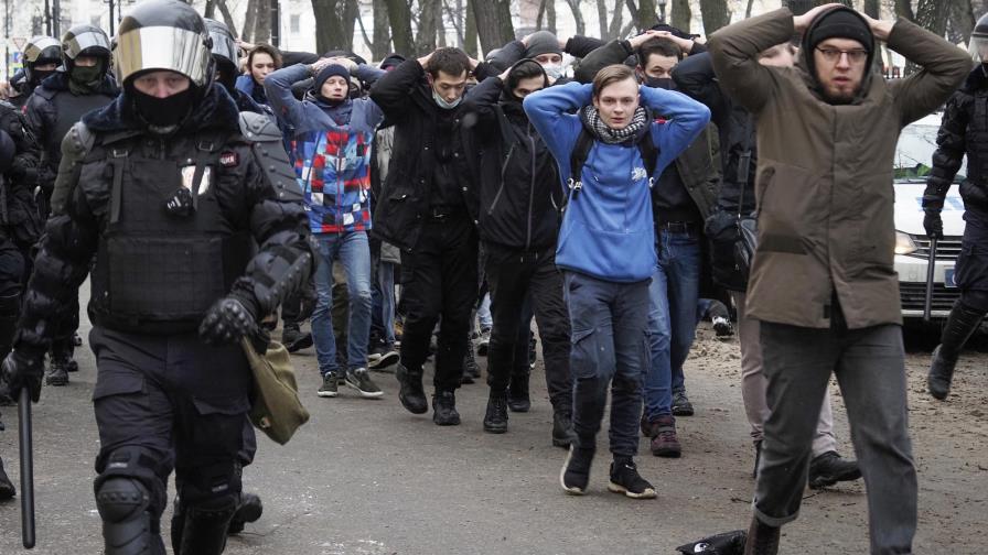 El Kremlin justifica los miles de detenidos en protestas