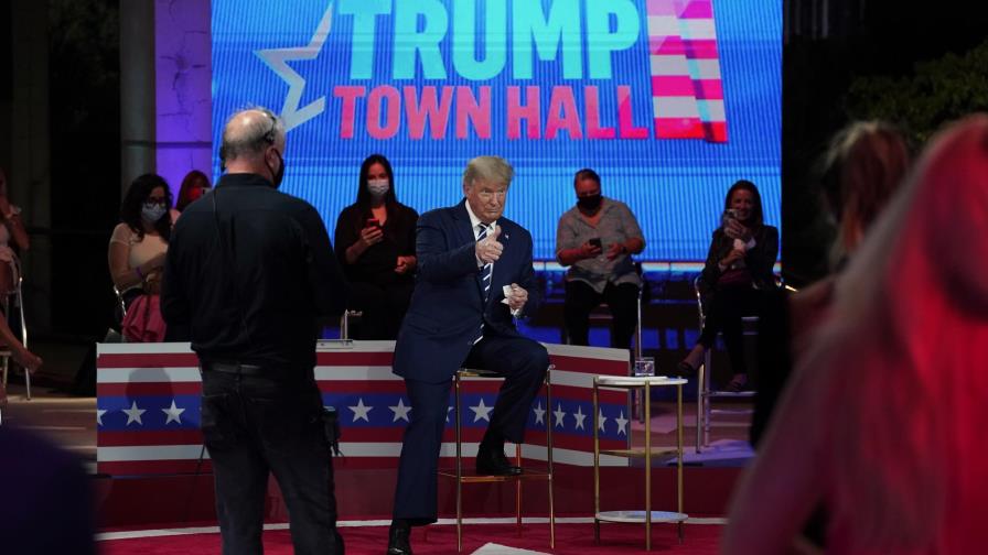 Trump luce evasivo y Biden errático en respectivos eventos