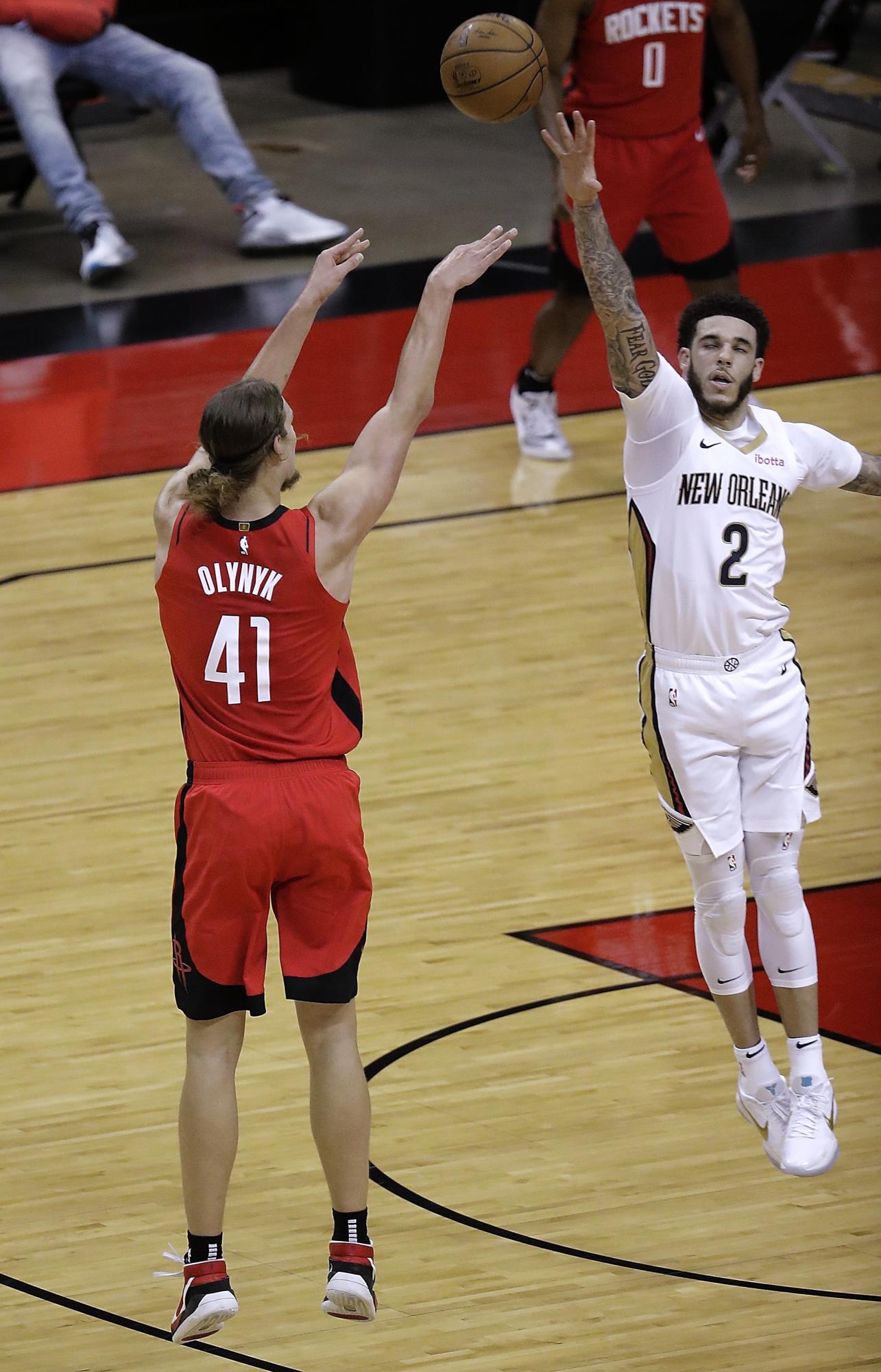 Kelly Olynyk (41), de los Rockets de Houston, intenta un tiro de campo ante Lonzo Ball, de los Pelicans de Nueva Orleans, en el segundo cuarto de un duelo de NBA el domingo 4 de abril de 2021, en Houston. (Bob Levey/Pool Photo vía AP)