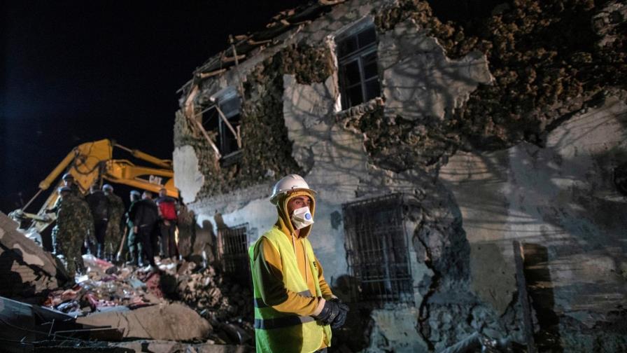 Desesperada búsqueda de sobrevivientes tras sismo en Albania Desesperada búsqueda de sobrevivientes tras sismo en Albania