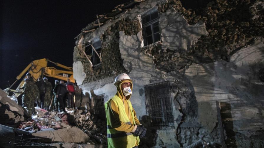 Desesperada búsqueda de sobrevivientes tras sismo en Albania Desesperada búsqueda de sobrevivientes tras sismo en Albania