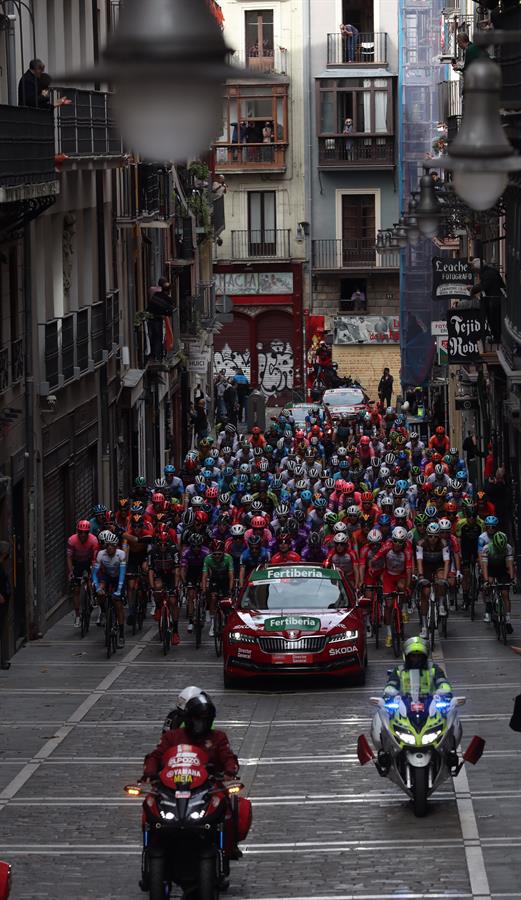 El pelotón a su paso por la calle Estafeta de Pamplona durante la segunda etapa de la Vuelta Ciclista a España con salida en Pamplona y llegada a Lekunberri, de 151,6km de recorrido. (EFE/ Kiko Huesca)