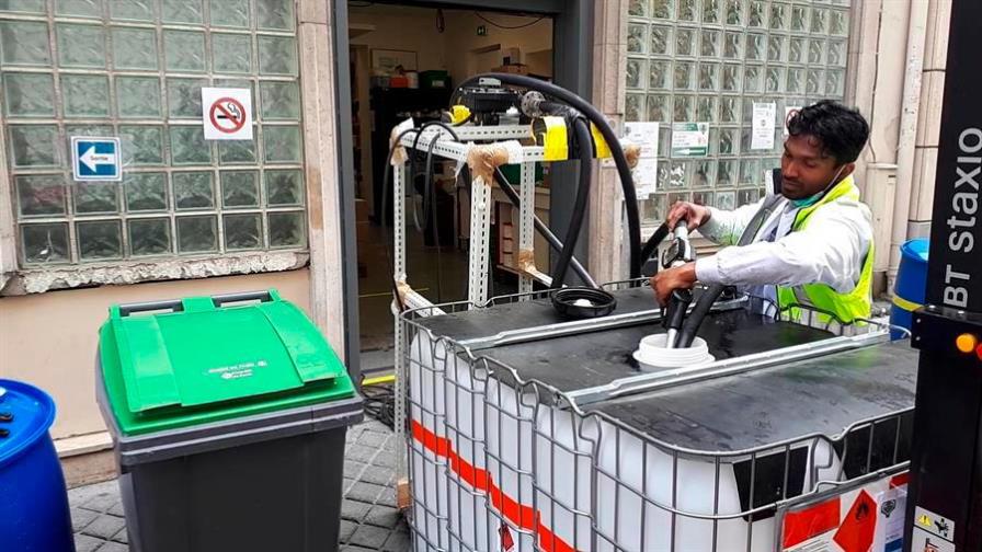 Una fábrica de gel desinfectante florece en plena calle de París