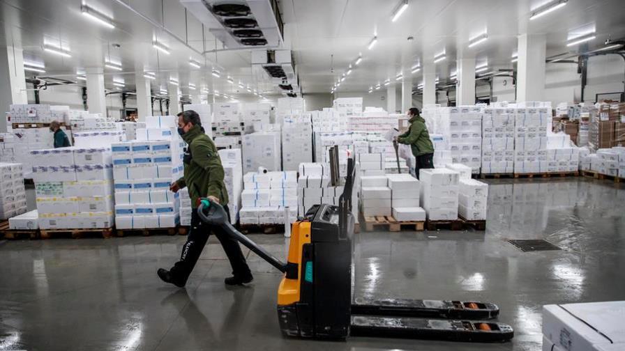 La pandemia registra su peor día, con 13.000 muertes y casi 700.000 contagios