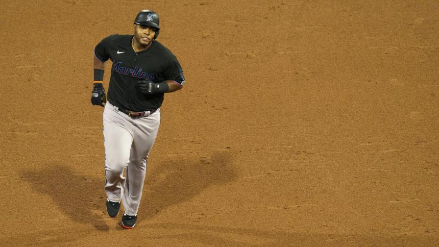 Sandy Alcántara cumple con siete ponches y una vuelta para apuntarse su primera victoria