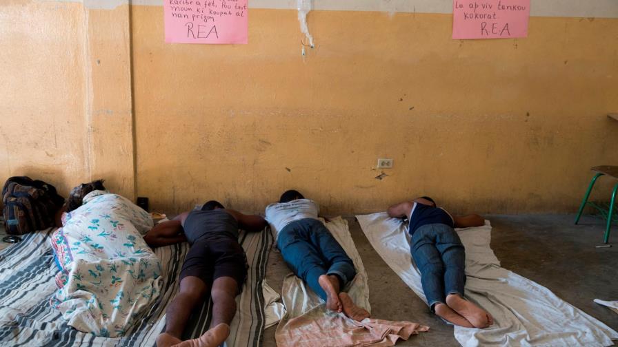 Trasladan al hospital a 8 jóvenes haitianos en huelga de hambre contra Moise