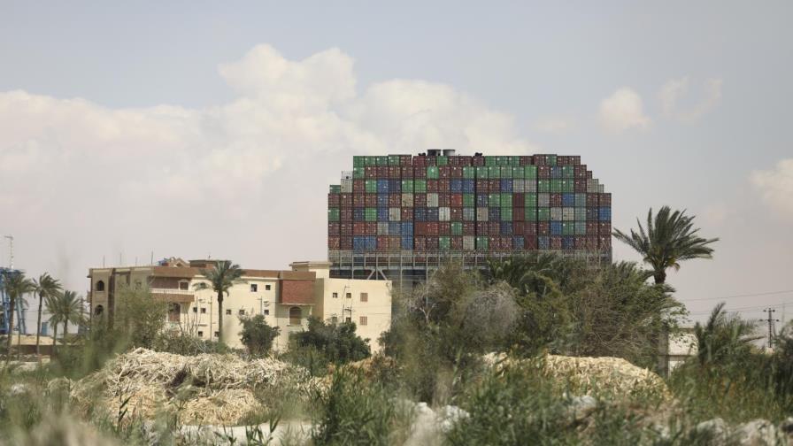 Egipto batalla para liberar buque que bloquea Canal de Suez