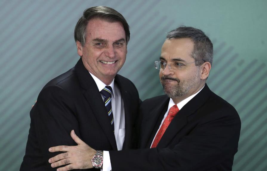 Bolsonaro no usa mascarilla en festejo del 4 de Julio