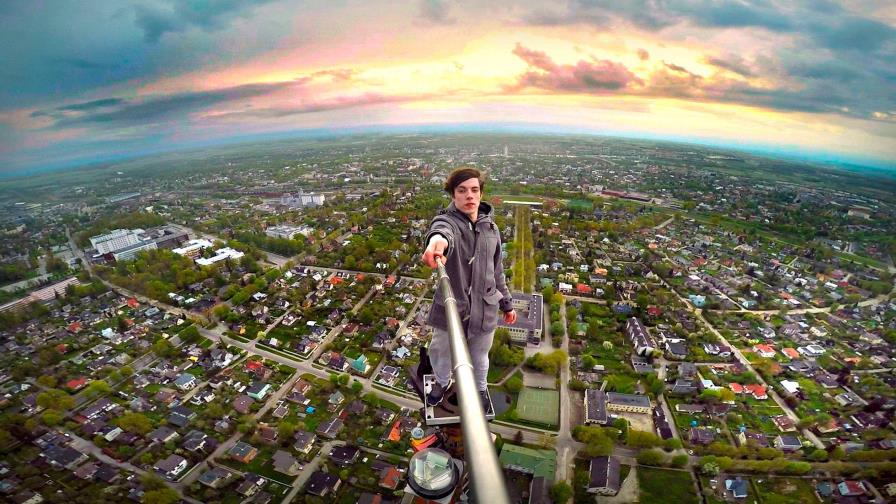 Estudio revela que cada semana muere una persona por tomarse una “selfie” en lugares arriesgados Estudio revela que cada semana muere una persona por tomarse una “selfie” en lugares arriesgados