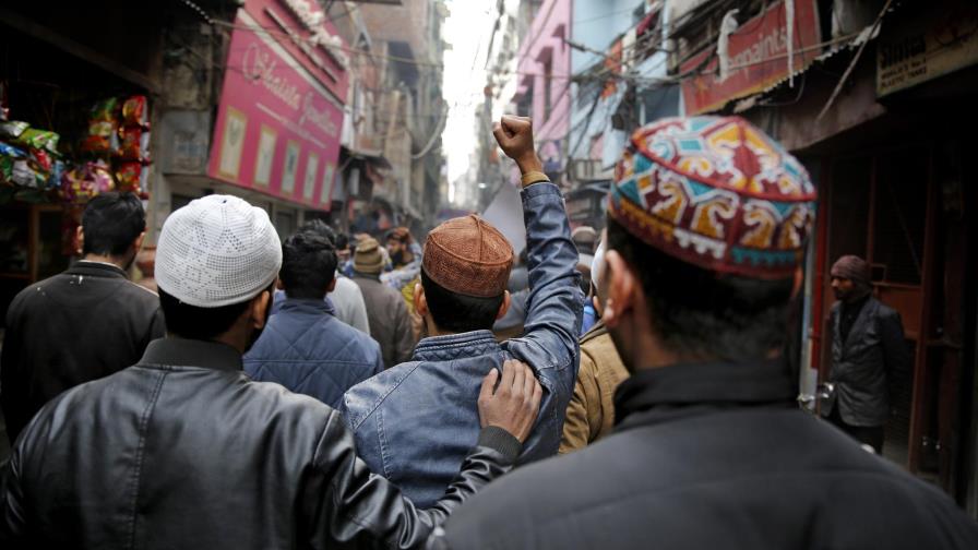 India prohíbe reuniones públicas para detener las protestas