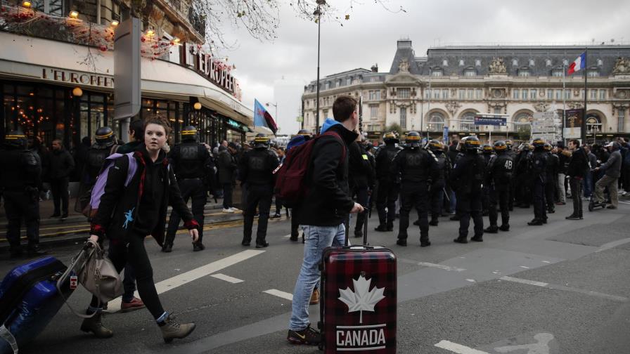 Huelguistas bloquean a pasajeros en el metro de París