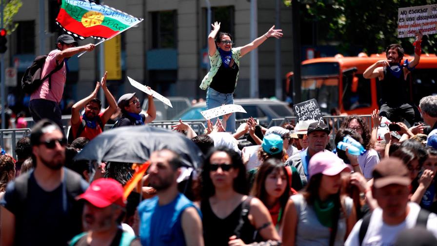 Gobierno y Fiscalía difieren por gestión de detenidos en protestas de Chile Gobierno y Fiscalía difieren por gestión de detenidos en protestas de Chile