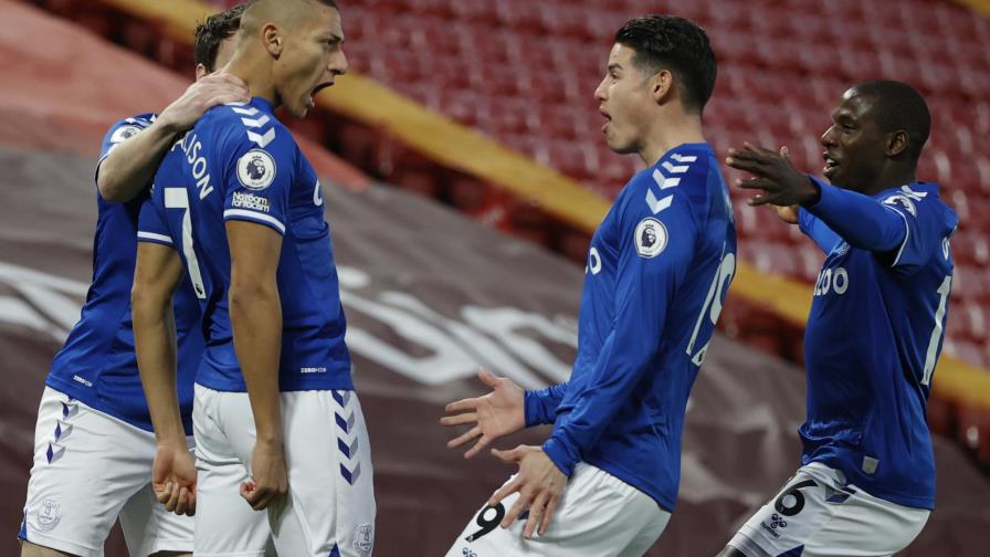 Everton gana derbi y causa otro bochorno a Liverpool