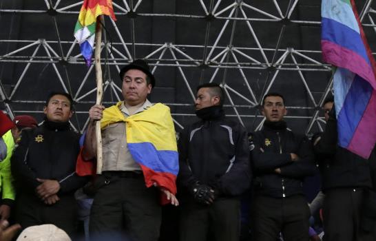 Indígenas ecuatorianos entregan a policías retenidos