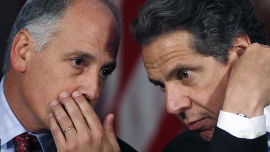 Pesquisa a Cuomo revisa llamadas de zar de la vacuna de NY