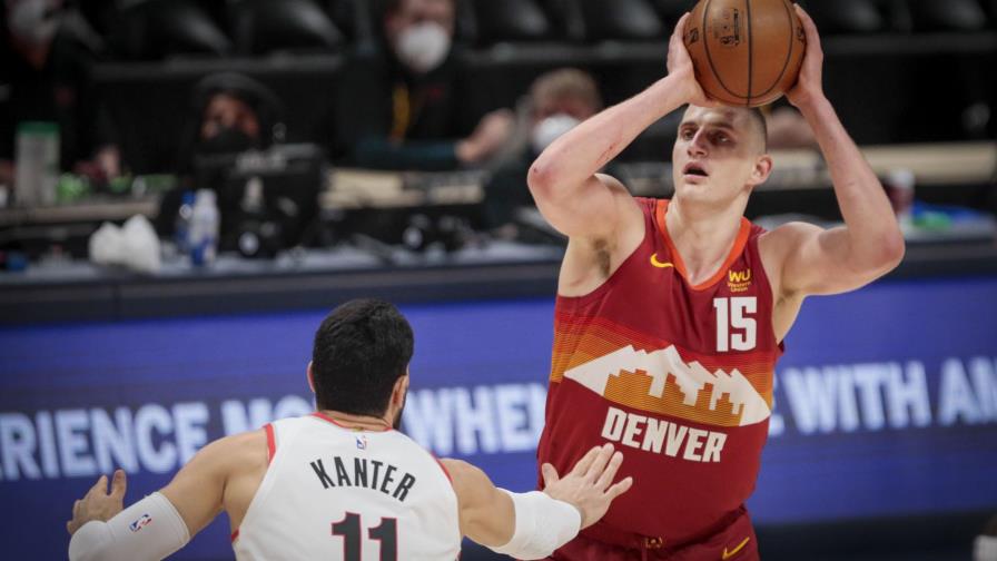 Jokic anota 38, Nuggets ganan a Blazers e igualan la serie