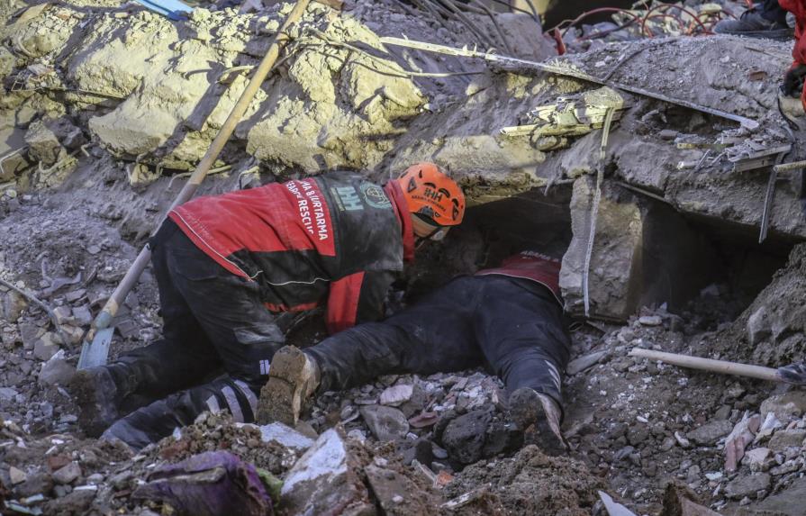 Turquía busca sobrevivientes y confirma 35 muertos en sismo