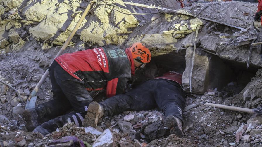 Turquía busca sobrevivientes y confirma 35 muertos en sismo Turquía busca sobrevivientes y confirma 35 muertos en sismo