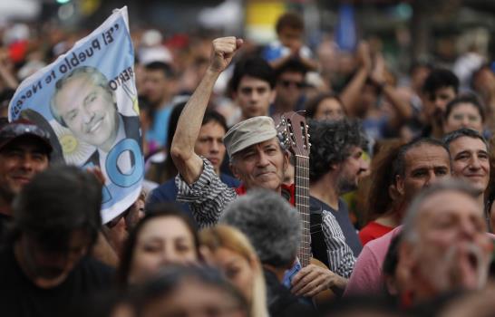 Argentina: datos oficiales dan ventaja a Fernández