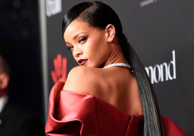 Rihanna posó en lencería, enciende las redes sociales y hasta los famosos reaccionan 