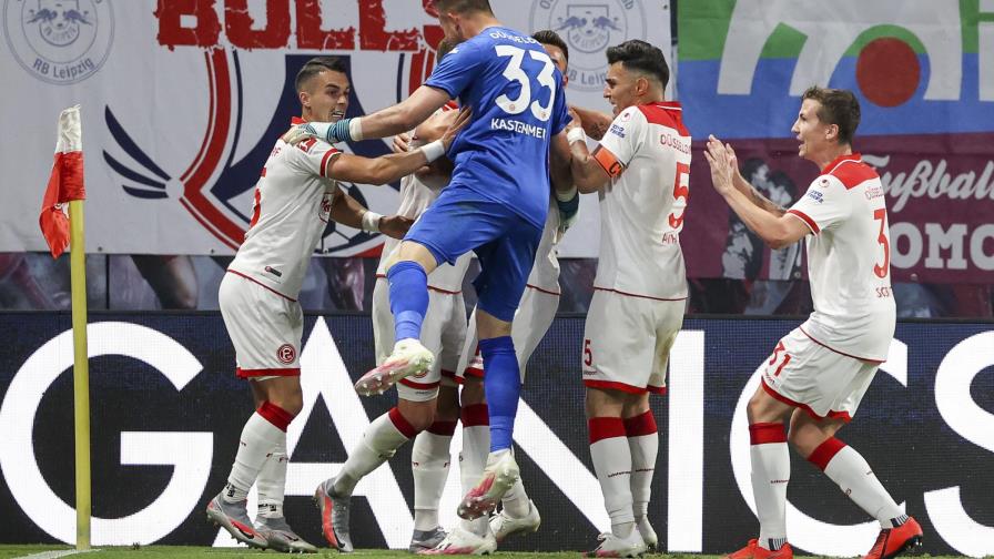 Düsseldorf sorprende a Leipzig; Dortmund cae Düsseldorf sorprende a Leipzig; Dortmund cae