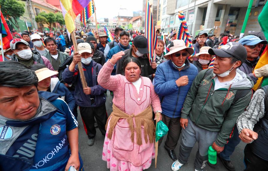 Miles de campesinos e indígenas marchan en La Paz contra el Gobierno interino