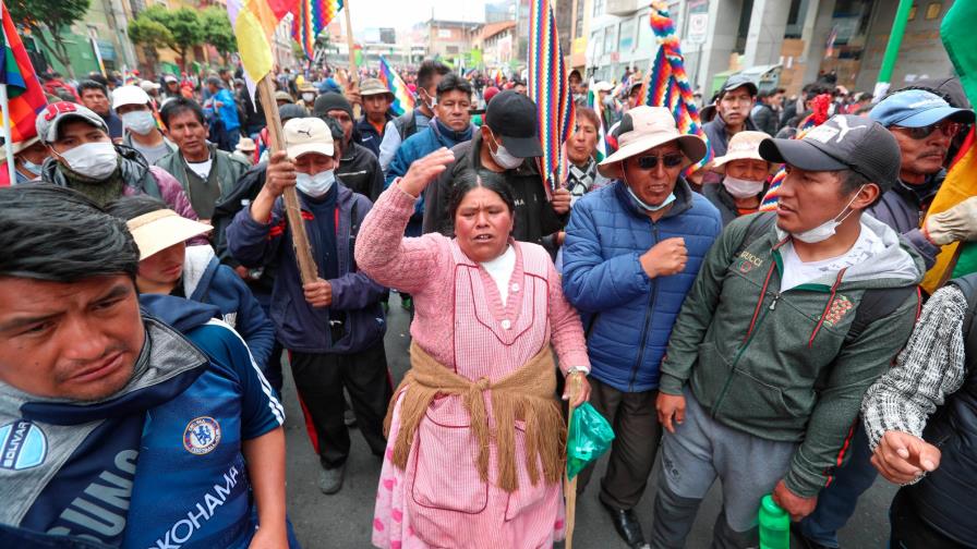 Miles de campesinos e indígenas marchan en La Paz contra el Gobierno interino Miles de campesinos e indígenas marchan en La Paz contra el Gobierno interino