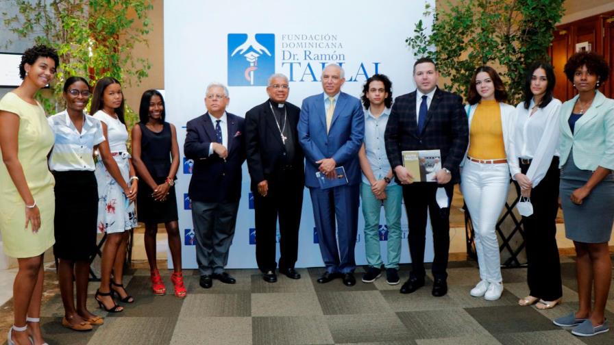 Ponen en circulación biografías sobre el doctor Ramón Tallaj, destacado en Nueva York