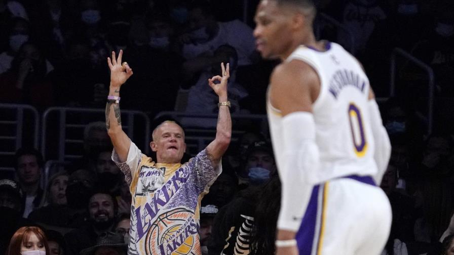 Carmelo Anthony anota 23 puntos, guía a Lakers ante Rockets