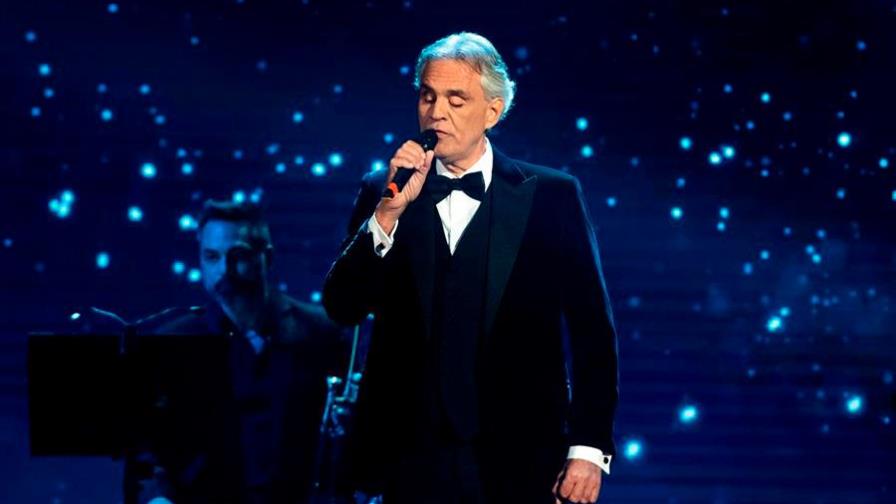 Bocelli llena la desierta catedral de Milán de música para la esperanza