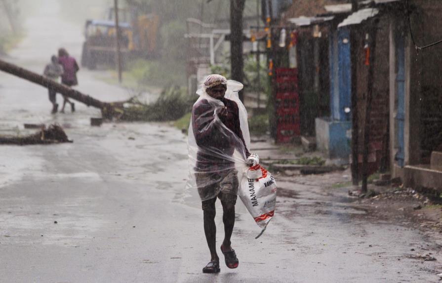 Un ciclón deja muerte y destrucción en India y Bangladesh