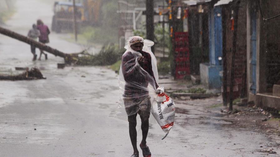 Un destructivo ciclón deja 24 muertos en India y Bangladesh