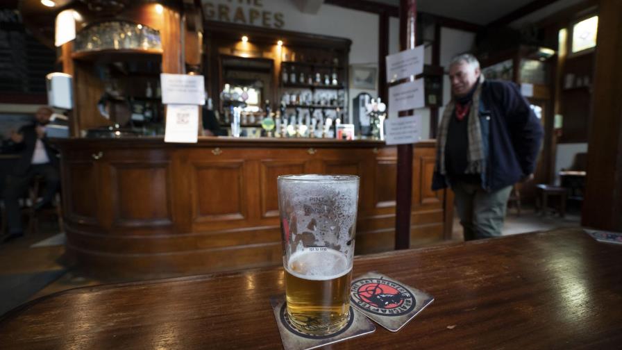 El gobierno británico defiende nuevo plan contra coronavirus