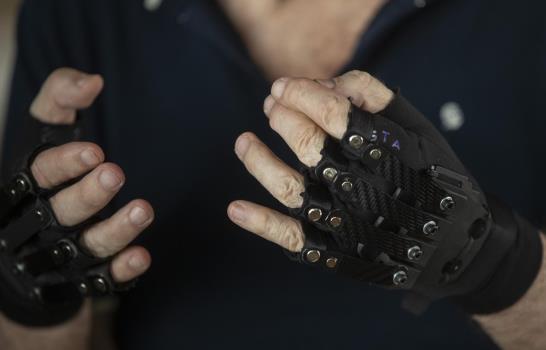 Un aclamado pianista vuelve a tocar con guantes “mágicos”