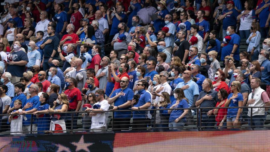 Aficionados llenan las gradas en juego de Rangers-Azulejos