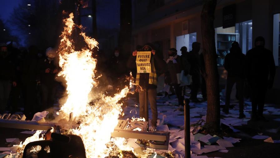 Intrusos irrumpen protesta en París con actos de violencia