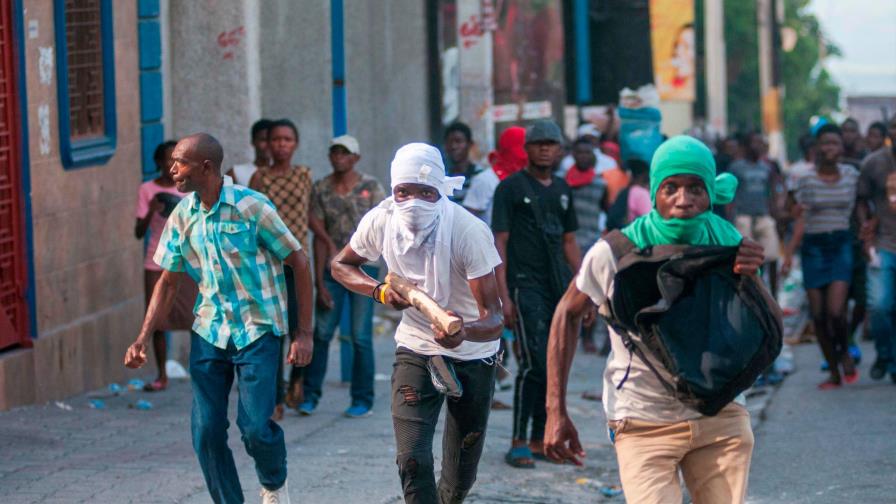 El presidente haitiano pide diálogo mientras la oposición exige su renuncia El presidente haitiano pide diálogo mientras la oposición exige su renuncia